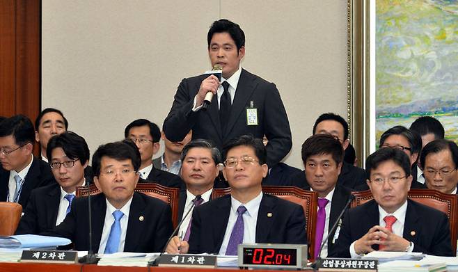 【서울=뉴시스】박동욱 기자 = 정용진 신세계그룹 부회장이 1일 오후 서울 여의도 국회에서 열린 산업통상자원위원회 2013 국정감사에서 의원들의 질의에 답하고 있다. 2013.11.01. fufus@newsis.com *재판매 및 DB 금지