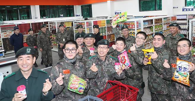 장병들이 지난 2018년 12월 새롭게 단장한 충남 논산 육군훈련소의 군 마트에서 기념촬영을 하고 있다. 뉴스1