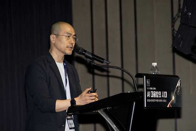 26일 오전 여의도 페어몬트 엠배서더 서울 그랜드 볼룸에서 열린 제14회 굿컴퍼니 컴퍼런스에서 정소영 엔비디아 코리아 대표가 '화면 밖으로 나온 AI, 현실을 바꾸다'라는 주제로 키노트 스피치를 하고 있다. ⓒ시사저널 이종현