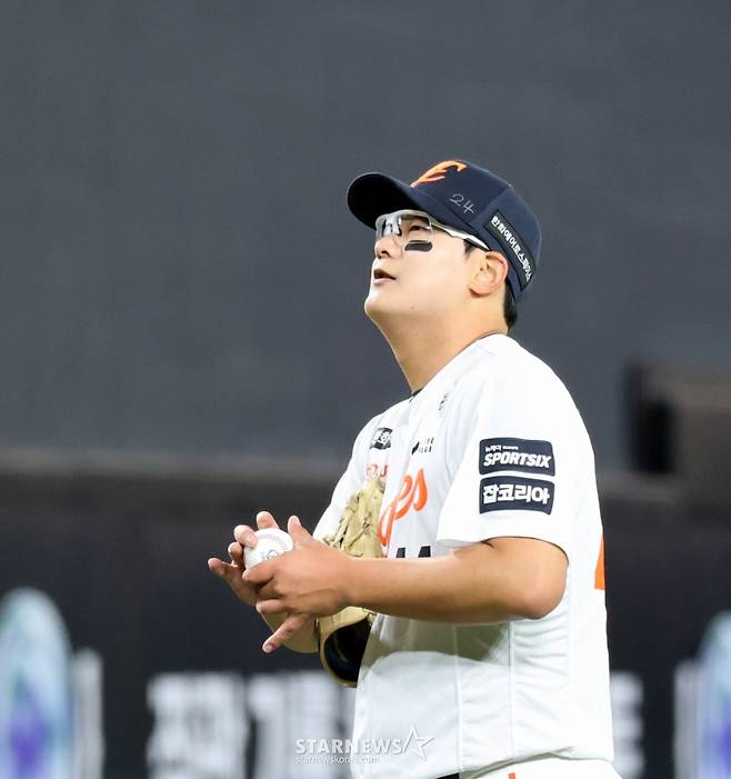 한화 이글스 투수 김서현이 4월 14일 대전 한화생명볼파크에서 열린 삼성 라이온즈전 8회초 2사 만루에서 밀어내기로 실점한 뒤 아쉬워하고 있다. /사진=강영조 선임기자