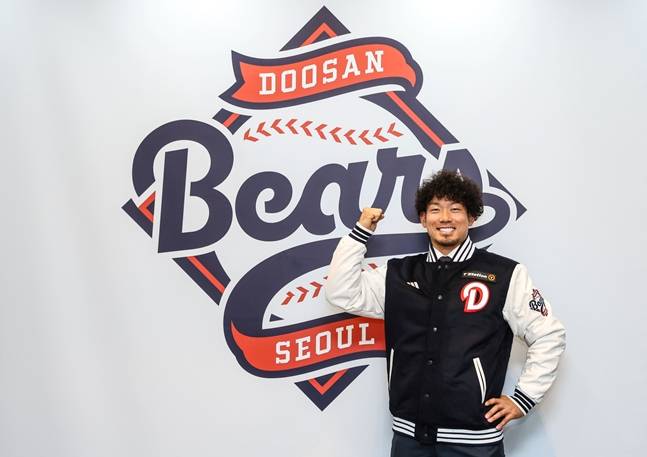 지난 해 12월 두산과 계약 당시 타무라의 모습. /사진=두산 베어스