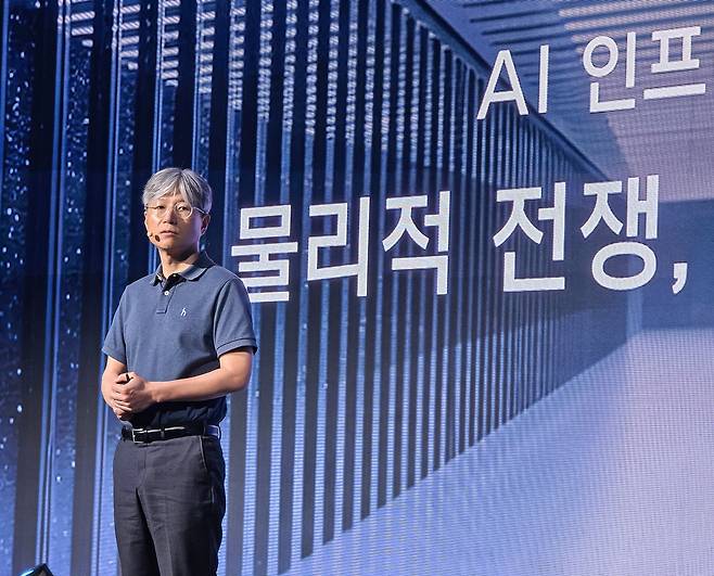 NHN클라우드 GPU 인프라 소개하는 강민수 CIO (서울=연합뉴스) 김주환 기자 = 강민수 NHN클라우드 최고정보책임자(CIO)가 26일 서울 중구 더플라자호텔 서울에서 열린 기자 간담회 자리에서 인공지능(AI) 풀스택 브랜드 'NHN 팩토리X'의 GPU 인프라 역량을 소개하고 있다. 2026.5.26 jujuk@yna.co.kr
