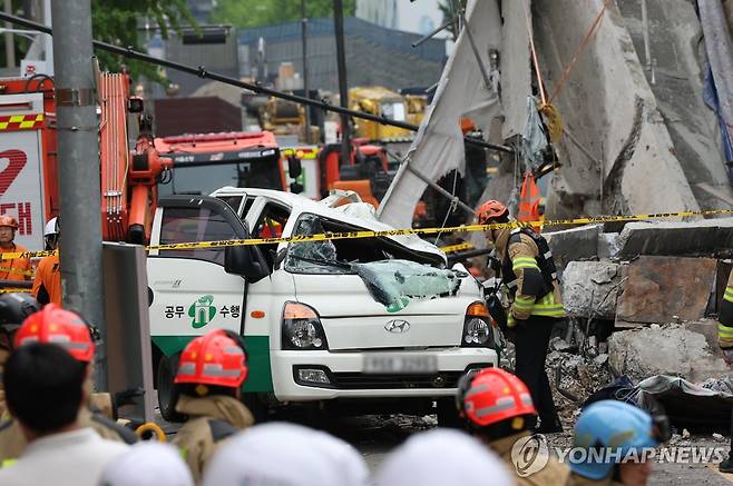 참혹한 붕괴 사고 현장 (서울=연합뉴스) 이지은 기자 = 26일 붕괴 사고가 발생한 서울 서대문구 서소문 고가차도 철거 현장에서 소방 관계자들이 사고 수습 작업을 하고 있다. 2026.5.26 jieunlee@yna.co.kr
