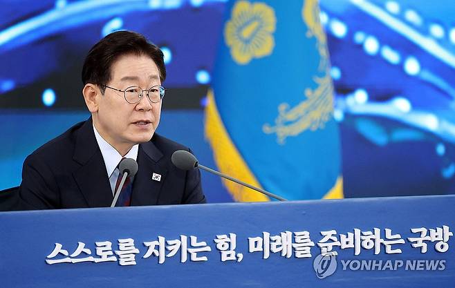 이재명 대통령, 제1회 미래국방전략위원회 발언 (창원=연합뉴스) 김도훈 기자 = 이재명 대통령이 26일 경남 창원시 진해구에서 열린 제1회 미래국방전략위원회에서 발언하고 있다. 2026.5.26 superdoo82@yna.co.kr
