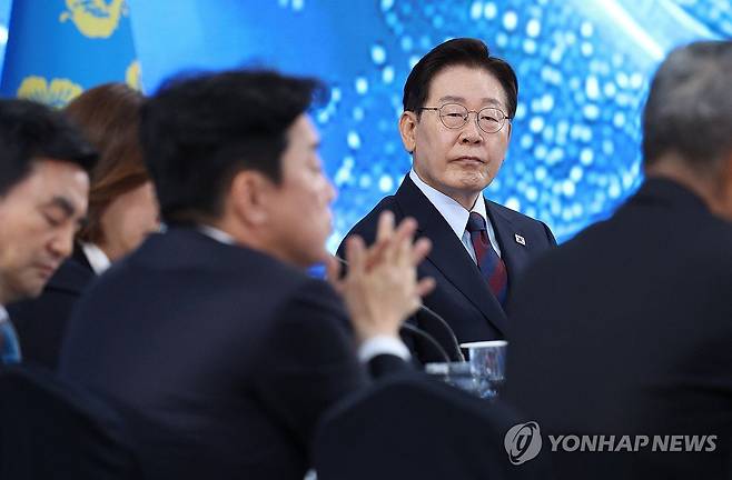 참석자 발언 듣는 이재명 대통령 (창원=연합뉴스) 김도훈 기자 = 이재명 대통령이 26일 경남 창원시 진해구에서 열린 제1회 미래국방전략위원회에서 참석자 발언을 듣고 있다. 2026.5.26 superdoo82@yna.co.kr