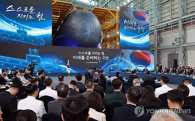 이재명 대통령, 제1회 미래국방전략위원회 주재 (창원=연합뉴스) 김도훈 기자 = 이재명 대통령이 26일 경남 창원시 진해구에서 제1회 미래국방전략위원회를 주재하고 있다. 2026.5.26 superdoo82@yna.co.kr
