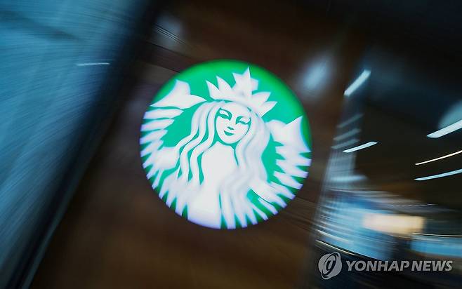 스타벅스 상황은? (서울=연합뉴스) 김성민 기자 = 정용진 신세계그룹 회장이 26일 스타벅스의 '탱크데이' 이벤트 논란과 관련, "진심으로 머리 숙여 사죄드리며 여러분들의 용서를 구한다"고 사과했다. 이어 정 회장은 "스타벅스 직원들, 성실한 직장인일뿐…따뜻하게 봐달라"라고 덧붙였다.
사진은 이날 서울 시내 한 스타벅스 매장의 모습. 2026.5.26 ksm7976@yna.co.kr