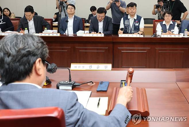 최저임금위 2차 전원회의 주재하는 권순원 위원장 (세종=연합뉴스) 김주성 기자 = 권순원 최저임금위원장이 26일 정부세종청사 최저임금위원회에서 열린 2차 전원회의를 주재하고 있다. 2026.5.26 utzza@yna.co.kr