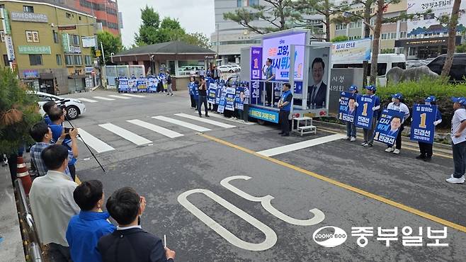 27일 오전 고양시청 앞에서 '씽씽 거리유세전'이 진행되고 있다. 김태훈 기자