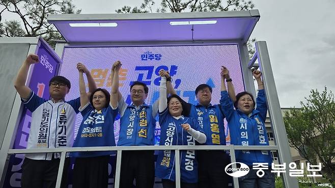 27일 오전 고양시청 앞에서 진행 중인 '씽씽 거리유세전'의 두 번째 일정 중 민경선 더불어민주당 고양특례시장 후보가 고양시 시도의원 후보들과 만세를 외치고 있다. 김태훈 기자