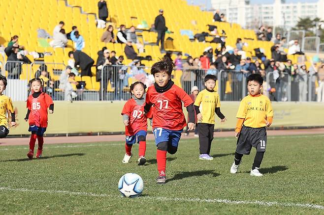 지난해 광주축구전용구장에서 열린 제1회 광주FC 유소년 축구 페스티벌 유치부 경기 모습. <광주FC 제공>