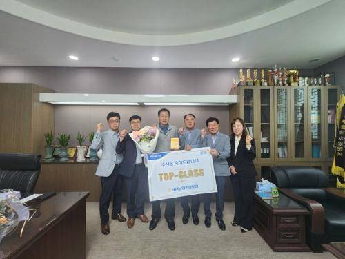 ◇NH농협손해보험 강원총국(총국장: 임봉국)은 27일 NH농협손해보험 ‘2026년 1분기 TOP–CLASS’사무소로 선정된 봉평농협(조합장: 권혁진)을 방문해 시상하고 축하했다.