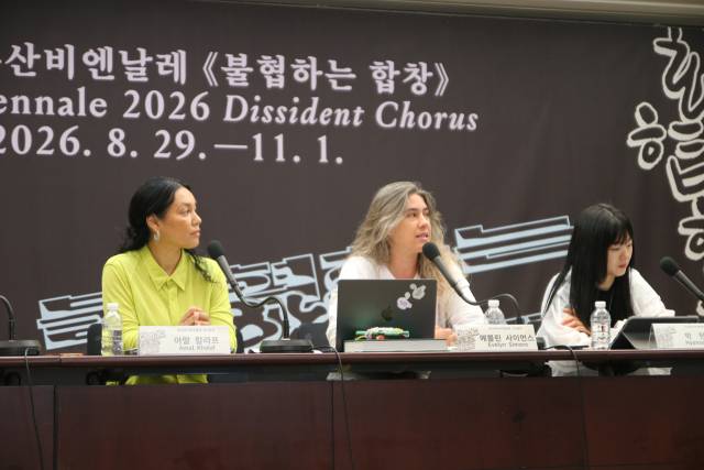 27일 서울 중구 한국프레스센터에서 열린 2026부산비엔날레 기자 간담회에서 공동 전시감독 아말 칼라프(왼쪽)와 에블린 사이먼스가 전시 주제 ‘불협하는 합창'(Dissident Chorus)과 주요 전시 구성을 발표하고 있다. 부산비엔날레조직위원회 제공