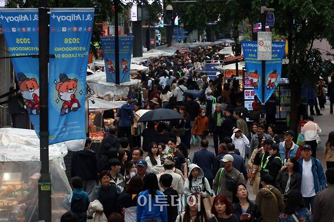 최대 닷새 간의 황금연휴와 중국 노동절·일본 골든위크가 겹친 3일 서울 중구 명동 거리가 시민들과 외국인 관광객으로 붐비고 있다. 이번 연휴기간 동안 중국과 일본에서만 약 20만명이 우리나라를 찾을 것으로 예상된다. 신태현 기자 holjjak@(이투데이DB)