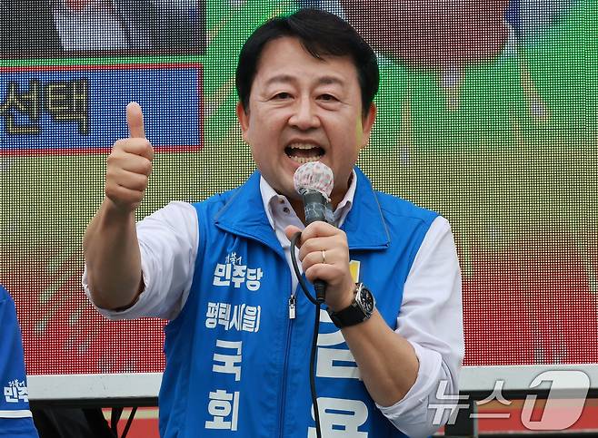 김용남 더불어민주당 경기평택을 국회의원 재선거 후보가 21일 경기도 평택시 안중시장 앞에서 열린 공식선거운동 출정식에서 발언을 하고 있다. 2026.5.21 ⓒ 뉴스1 임세영 기자