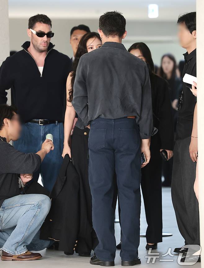 블랙핑크 제니가 26일 서울 영등포구 퐁비두센터에서 열린 샤넬 '2026 공방 컬렉션 서울 쇼'에 참석하기 전 매무새를 고치고 있다. ⓒ 뉴스1 권현진 기자
