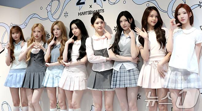하츠투하츠(Hearts2Hearts) 예온(왼쪽부터)과 스텔라, 유하, 이안, 에이나, 주은, 카르멘, 지우가 16일 서울 성동구 LECT에서 열린 메이크업 브랜드 ‘투에이엔(2aN) 스쿨 인 성수’ 팝업스토어 오픈 행사에 참석해 포즈를 취하고 있다. 2026.4.16 ⓒ 뉴스1 권현진 기자
