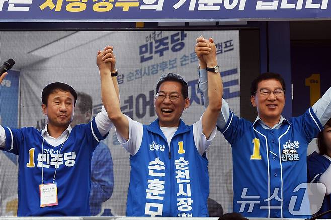 한병도 더불어민주당 원내대표와 신정훈 국회의원이 27일 전남 순천 풍덕동 아랫장을 방문해 손훈모 순천시장 후보 지지를 호소하고 있다. 2026.5.27 ⓒ 뉴스1 김성준 기자