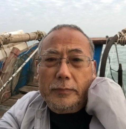 충남 태안 앞바다에서 고무보트를 타고 영해에 진입해 해경에 붙잡힌 중국 반체제 인사 둥광핑(68). (사진=셩쉐 엑스(X) 갈무리)