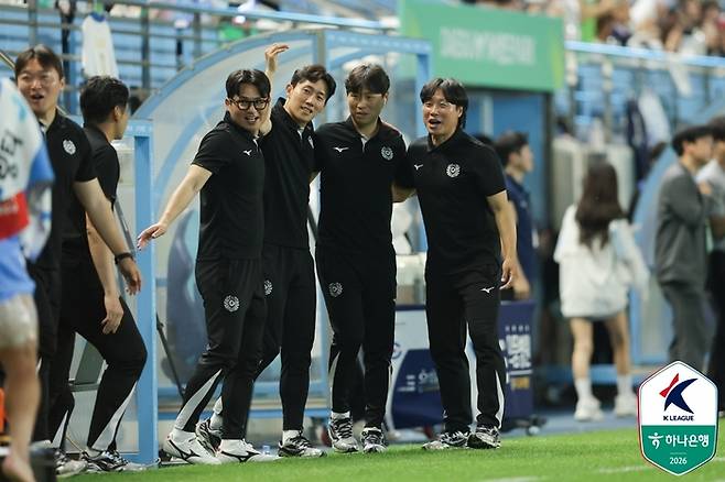 최성용(오른쪽에서 첫 번째) 감독과 코칭스태프. 사진 | 한국프로축구연맹