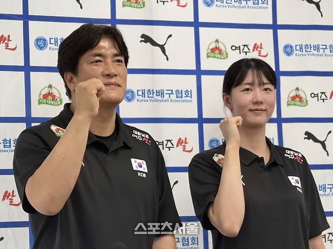 여자배구대표팀 차상현 감독과 강소휘가 20일 서울 송파구 올림픽회관에서 열린 기자회견에 참석해 사진 촬영에 임하고 있다. 송파 | 정다워 기자