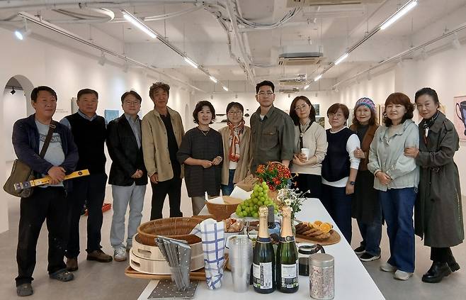 단국대 서양화과 동문 작가 모임 'D&D' 회원들. 현대미술의 새로운 방향성을 고민하며 9년째 기획전을 이어오고 있다. D&D는 다음달 2일부터 천안 삼거리갤러리에서 '9인의 삶의 시선전'을 연다. D&D 제공