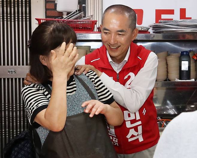 박민식 국민의힘 부산 북구갑 국회의원 후보가 26일 부산 북구 구포시장에서 상인들에게 지지를 호소하고 있다. 뉴스1