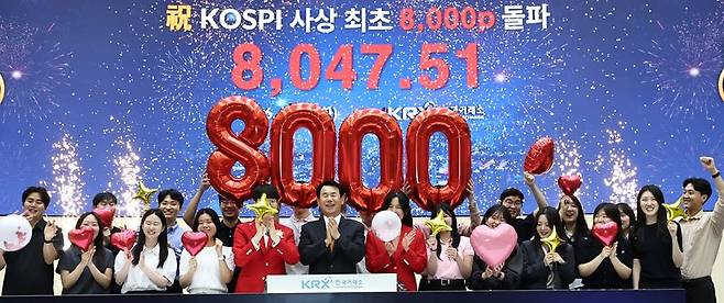지난 26일 서울 여의도 한국거래소 홍보관에서 정은보 이사장과 직원들이 코스피 8000포인트 돌파 기념 세리머니를 펼치고 있다. /사진=연합뉴스