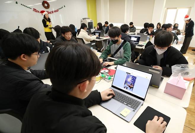 대구 달서구 대구인공지능교육센터에서 열린 '인공지능(AI) 디지털 교육 학생 페스타'를 찾은 중학생들이 디지털 크리스마스카드를 만들고 있다. 2025.12.17. (ⓒ뉴스1, 무단 전재-재배포 금지)