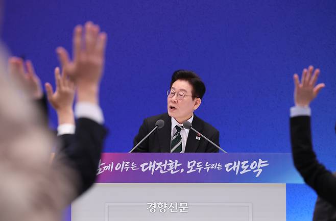 이재명 대통령이 지난 1월21일 청와대 영빈관에서 2026 신년 기자회견 ‘함께 이루는 대전환, 모두 누리는 대도약’에서 기자들의 질문을 받고 있다.청와대사진기자단