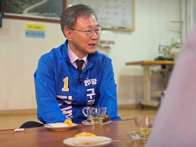 장인홍 더불어민주당 구로구청장 후보가 지난 24일 서울 구로구 한 사찰을 찾아 이야기를 나누고 있다. 장 후보 캠프 제공