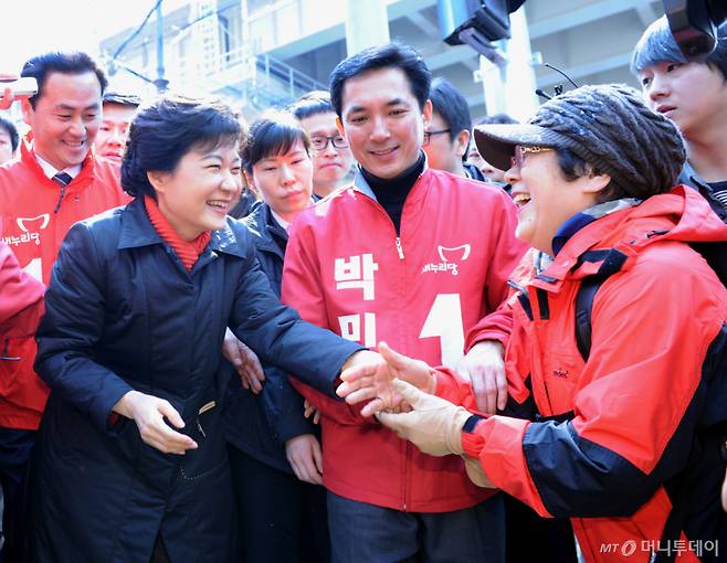 (부산=뉴스1) 이동원 기자 = 박근혜 새누리당 중앙선거대책위원장이 4.11총선에 출마하는 김도읍(북강서을),서용교(남구을),박민식(북강서갑)후보 등과 함께 27일 오전 부산 북구 화명동 롯데마트 인근상가를 방문해 지역주민들과 인사를 하고 있다. /사진=뉴스1