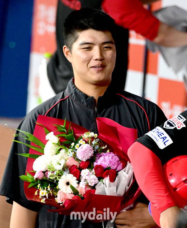 2026년 5월 26일 오후 서울 고척스카이돔에서 열린 '2026 신한 SOL KBO리그' KIA 타이거즈와 키움 히어로즈의 경기. KIA가 5-2로 승리했다. KIA 선발투수 김태형이 프로 데뷔 첫 승을 한 뒤 꽃다발을 들고 기뻐하고 있다./고척=유진형 기자 zolong@mydaily.co.kr