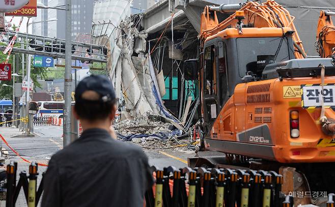 27일 오전 서울 서대문구 서소문 고가차도 철거 현장이 지난 26일 발생한 붕괴 사고로 인해 통제되고 있다. 윤창빈 기자