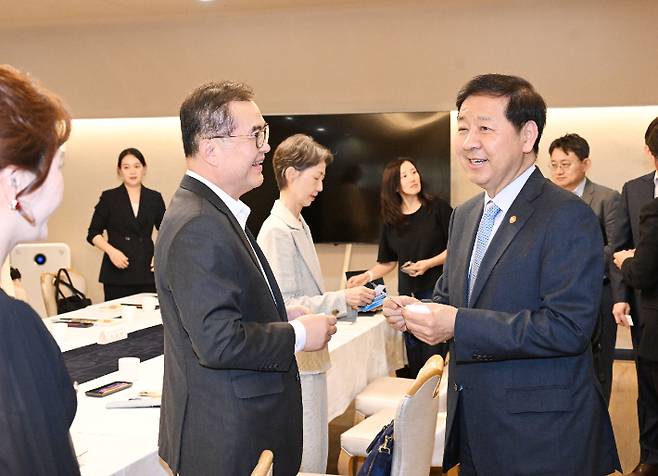 구윤철(오른쪽) 부총리 겸 재정경제부 장관이 27일 서울 종로구 정부서울청사에서 열린 '제1차 AI 융합 국제개발 자문위원회'에서 관계자들과 인사하고 있다. 재정경제부 제공