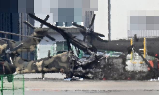 지난 2025년 3월 17일 육군 대형 무인정찰기가 지상에 있는 헬기와 충돌한 사고 현장 모습 . 연합뉴스