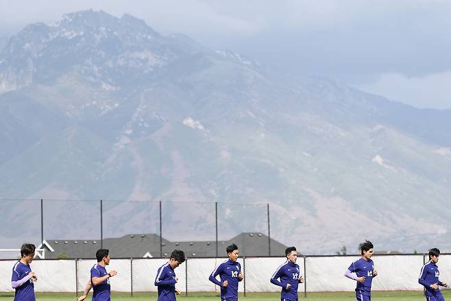 27일 미국 유타주 헤리먼에 위치한 자이언스뱅크 트레이닝센터에서 축구 국가대표팀 손흥민 등 선수들이 훈련을 하고 있다. 헤리먼 | 연합뉴스