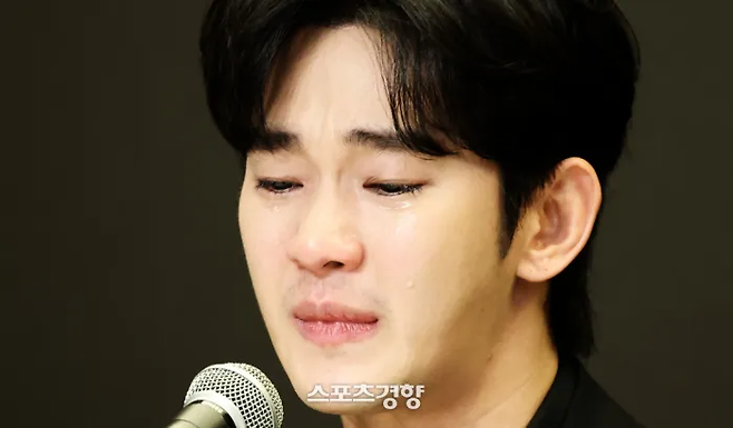 미성년자 교제 의혹을 받고 있는 배우 김수현이 3월 31일 서울 마포구 스탠포드 호텔에서 고 김새론씨와 관계에 대한 입장을 밝히고 있다. 한수빈 기자