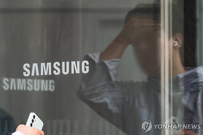 삼성전자 잠정합의 투표 결과 오늘 오전 발표 (서울=연합뉴스) 임화영 기자 = 27일 서울 서초구 삼성전자 사옥.
삼성전자 노사가 마련한 2026년 임금교섭 잠정합의안에 대한 찬반투표 결과가 이날 발표된다. 2026.5.27 hwayoung7@yna.co.kr