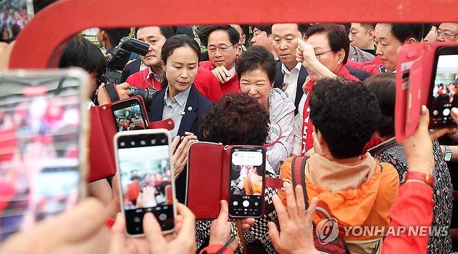 경남 진주 찾은 박근혜 전 대통령 (진주=연합뉴스) 김동민 기자 = 박근혜 전 대통령이 27일 경남 진주시 진주중앙시장을 찾아 시민과 인사하고 있다.
박 전 대통령은 이날 국민의힘 박완수 경남지사 후보, 같은 당 한경호 진주시장 후보 등을 지지하기 위해 진주를 방문했다. 2026.5.27 image@yna.co.kr