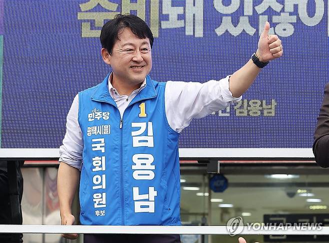 선거운동 시작한 김용남 후보 (평택=연합뉴스) 홍기원 기자 = 경기 평택을 국회의원 재선거에 출마한 더불어민주당 김용남 후보가 21일 경기도 평택시 안중시장 앞에서 열린 출정식에서 지지를 호소하고 있다. 2026.5.21 xanadu@yna.co.kr