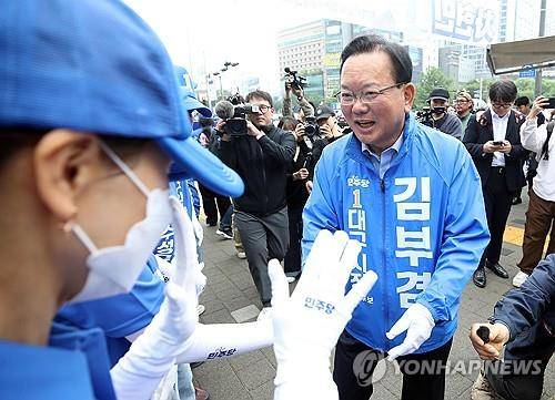 선거운동원과 악수하는 김부겸 (대구=연합뉴스) 김현태 기자 = 6·3 지방선거 공식 선거운동 첫날인 21일 오전 더불어민주당 김부겸 대구시장 후보가 대구 범어네거리에서 선거운동원들과 악수하고 있다. 2026.5.21
mtkht@yna.co.kr