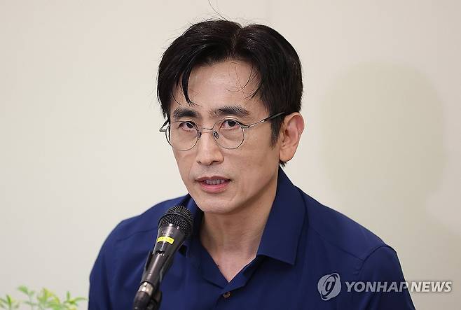 질문에 답하는 차인표 (서울=연합뉴스) 김성민 기자 = 작가 겸 배우 차인표가 27일 서울 중구 한 간담회장에서 열린 소설 '우리동네 도서관' 출간 기념 기자간담회에서 취재진 질문에 답하고 있다. 2026.5.27 ksm7976@yna.co.kr