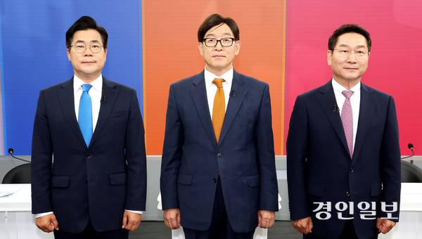 인천언론인클럽·인천경기기자협회 주최로 지난 27일 인천 중구 SK브로드밴드 스튜디오에서 열린 ‘제9회 전국동시 지방선거 인천광역시장 후보 초청 TV 토론회’에서 박찬대 더불어민주당(맨 왼쪽부터), 이기붕 개혁신당, 유정복 국민의힘 후보가 토론회를 준비하고 있다. 2026.5.27 /조재현기자 jhc@kyeongin.com
