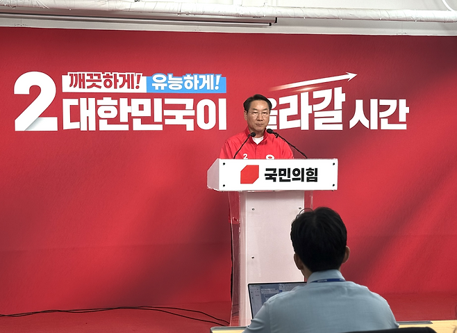 ▲ 28일 오후 서울 여의도 국민의힘 중앙당사에서 유정복 인천시장 후보가 더불어민주당 박찬대 후보의 독립유공자 후손 자처 논란과 관련한 기자회견을 하고 있다. /박예진 기자 yejin0613@incheonilbo.com