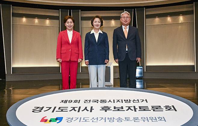 ▲ 양향자, 추미애, 조응천 경기지사후보(왼쪽부터)가 지난 27일 서울시 영등포구 KBS 본관에서 열린 제9회 전국동시지방선거 경기도지사 후보자토론회에서 기념촬영을 하고 있다. /경기사진공동취재단