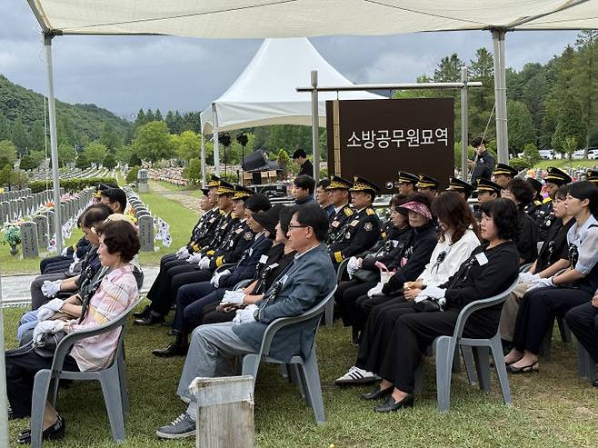 28일 대전현충원에서 열린 제2회 순직소방공무원 추모음악회에서 유가족과 관계자들이 추모음악을 듣고 있다. /사진=오현민 기자