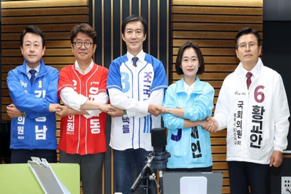 경기 평택을에 출마하는 국회의원 후보자들이 27일 서울 양천구 목동 CBS에서 열린 박재홍의 한판승부 평택을 후보자 초청 토론회에서 기념 촬영을 하고 있다. 왼쪽부터 더불어민주당 김용남, 국민의힘 유의동, 조국혁신당 조국, 진보당 김재연, 자유와혁신 황교안 후보. 노컷뉴스 제공