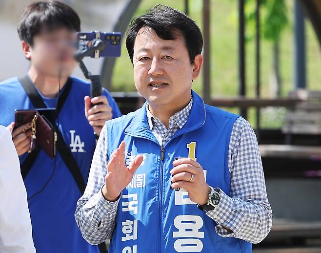 경기 평택을 국회의원 재선거에 출마한 더불어민주당 김용남 후보가 25일 경기도 평택시 오성면 평택농업생태원에서 관계자와 대화하고 있다. 연합뉴스