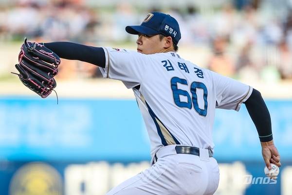 NC 다이노스 김태경이 28일 창원NC파크에서 열린 한화 이글스와 경기에서 공을 던지고 있다. /NC 다이노스